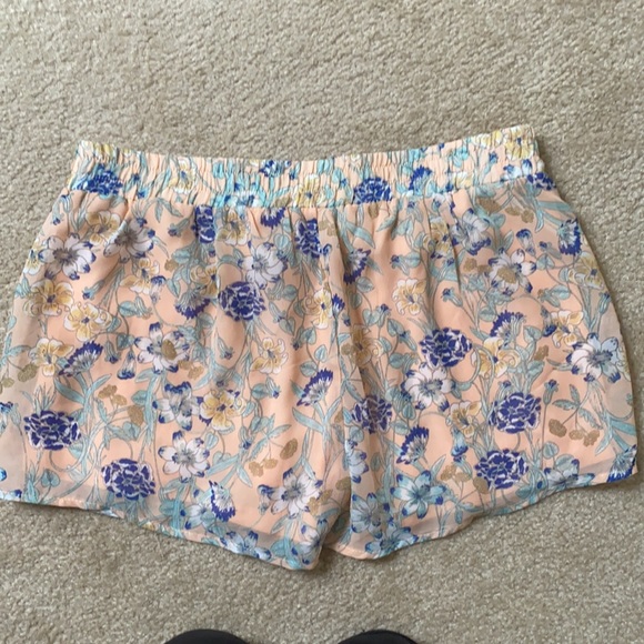 Like new lined light weight floral shorts - Picture 2 of 3